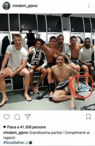 Pjanic, caduta di stile: calpesta la maglia della Lazio – FOTO