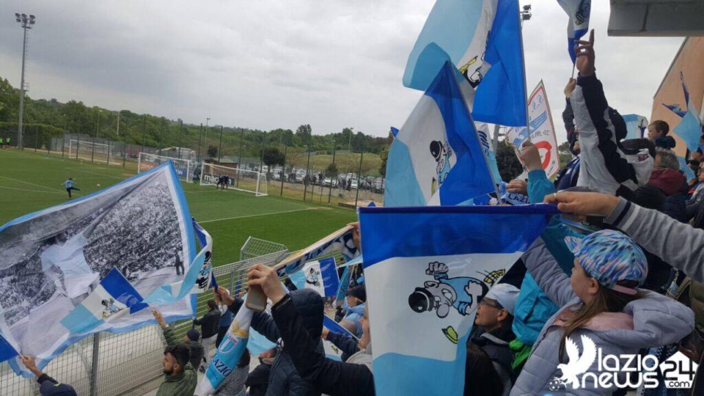 Formello, la carica dei tifosi: cori e bandiere per sostenere i biancocelesti - FOTO & VIDEO 10 18159749 10212938372081220 1342397128 o