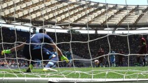 La moviola di Roma-Lazio: è qui lo scandalo! Ecco il disastro messo in scena da Orsato – VIDEO