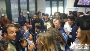FOTOGALLERY – «Dalla scuola allo stadio»: la visita di Biglia, Parolo e Wallace all’istituto «Vittorio Gassman»