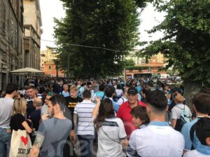 Ponte Milvio, tra birre e cori: ecco come i laziali vincono l’ansia per la finale – FOTO & VIDEO