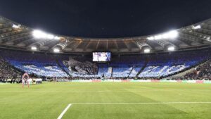 Laziali e juventini cantano insieme: «Chi non salta della Roma è» – VIDEO