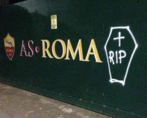 Goliardia biancoceleste: nella notte Trigoria trasformata in un cimitero – FOTO