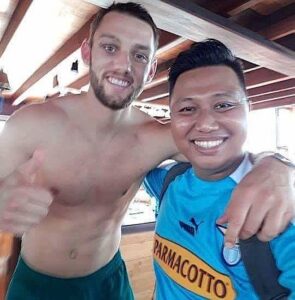 De Vrij, vacanze asiatiche: il piacevole incontro coi ragazzi del «Big Family of ‘Lazio Indonesia’» – FOTO & VIDEO
