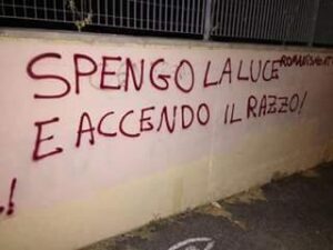 Roma, ennesimo scempio contro Paparelli: «Spengo la luce e accendo il razzo» – FOTO