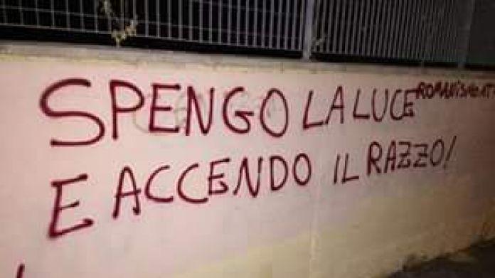 scritta contro paparelli