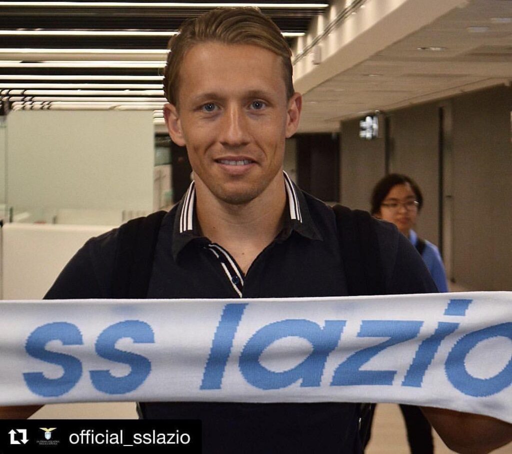 Lucas Leiva è sbarcato a Fiumicino: «Forza Lazio!» - Foto & Video 1 img 6891