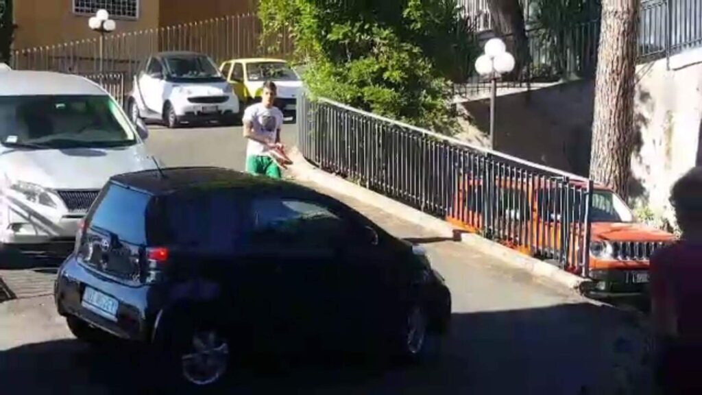 Rossi, risate fuori dalla Paideia: un auto rischia di investirlo all'entrata della clinica - VIDEO 1 rossi lazio paideia
