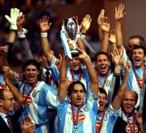 Lazio, vent’anni fa la vittoria della Supercoppa Uefa: il ricordo social del club – FOTO
