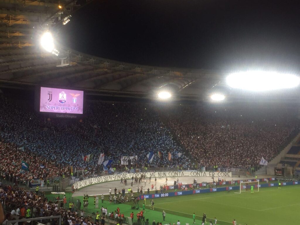 «L'oro per me nun conta... conta er core». Dalla coreografia iniziale, alla corsa finale. A vincere è ancora la Nord 1 supercoppa lazio