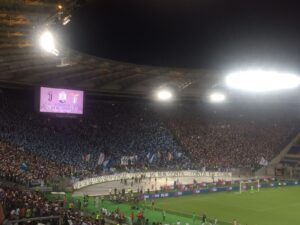 «L’oro per me nun conta… conta er core». Dalla coreografia iniziale, alla corsa finale. A vincere è ancora la Nord