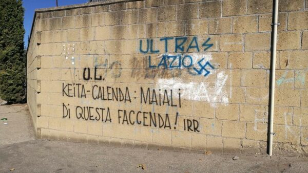 scritte contro keita