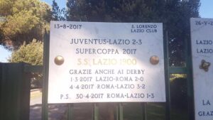 Supercoppa, nuova targa fuori Formello – FOTO
