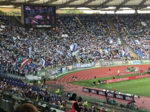 Lazio-Milan, dopo il temporale esce l’arcobaleno: spettacolo in Curva Nord tra sfottò e coreografia – FOTO & VIDEO