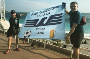 Lazio, i tifosi hanno già invaso Nizza: bandiere biancocelesti sulla Promenade – FOTO
