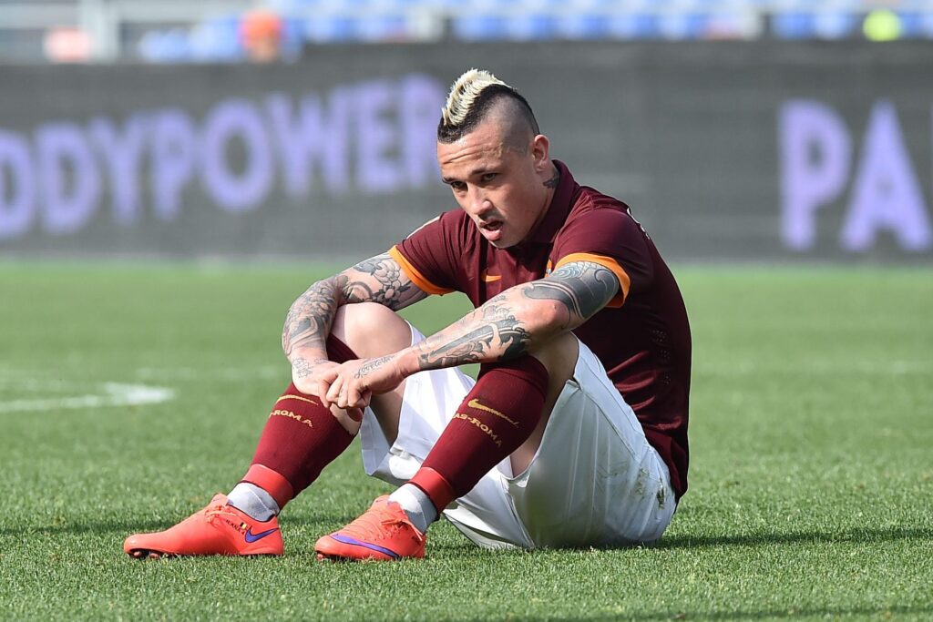 Roma, il giocattolo si è rotto: Nainggolan in partenza. E il Tempo lo prende in giro... - FOTO 1 roma nainggolan derby lazio