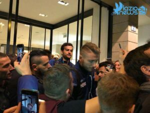 Bologna-Lazio, questo è il calcio: i tifosi attendono la squadra fuori l’hotel – FOTO e VIDEO