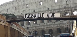 Roma, al Colosseo affisso uno striscione per “Gabbo” – FOTO