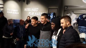 Lazio, inaugurazione Macron Store: giocatori immersi tra i sorrisi dei tifosi – FOTO & VIDEO
