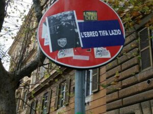 «L’ebreo tifa Lazio», il nuovo adesivo comparso a Colle Oppio – FOTO