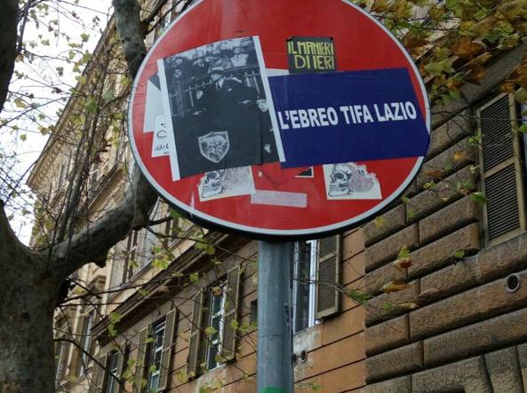 «L'ebreo tifa Lazio», il nuovo adesivo comparso a Colle Oppio - FOTO 21 Adesivo Ebreo tifa Lazio