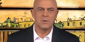 Crozza: «Ciao amici laziali, ci vediamo sotto ‘La Repubblica’»