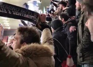 Sampdoria-Lazio, i tifosi conducono la squadra alla rimonta: dodicesimo uomo in campo – VIDEO