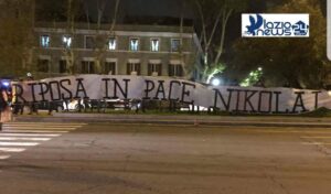 Lazio-Torino: tifosi espongono uno striscione a Ponte Milvio – FOTO