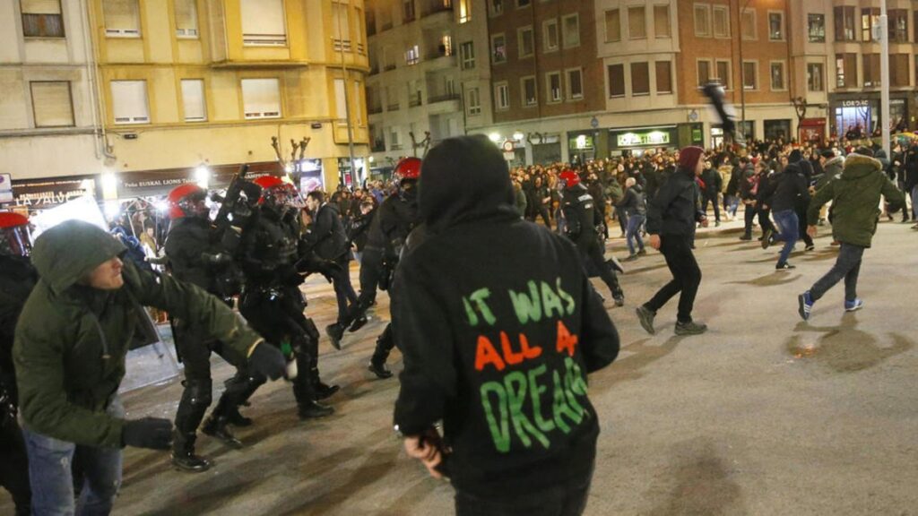 Bilbao, scontri tra tifoserie: perde la vita un poliziotto - Video 1 bilbao