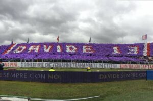 Fiorentina-Benevento, la partita si ferma al 13′ per il saluto ad Astori – VIDEO