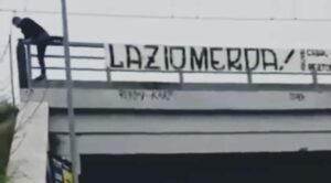 Roma, inizia il derby: striscione offensivo contro la Lazio – VIDEO