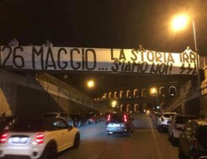 Derby di Coppa Italia, lo striscione degli Irriducibili: «26 maggio…la storia siamo noi» – FOTO