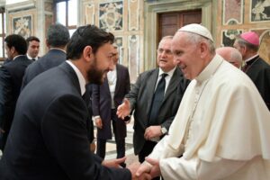 Fratelli tutti, il discorso del Papa e lo scambio di maglie FOTO