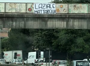 Roma, striscione sul cavalcavia Portuense: «Laziale Mattarella» – FOTO