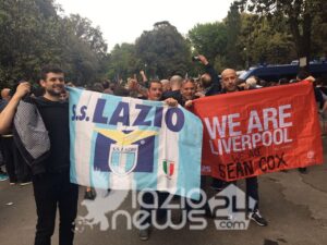 Roma-Liverpool, i tifosi reds espongono bandiere e sciarpe della Lazio – FOTO