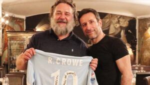 Russel Crowe ribadisce la sua fede biancoceleste: maglia della Lazio personalizzata e dedica – FOTO