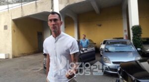 Lazio, ecco Proto: il portiere in Paideia per le visite mediche – FOTO & VIDEO