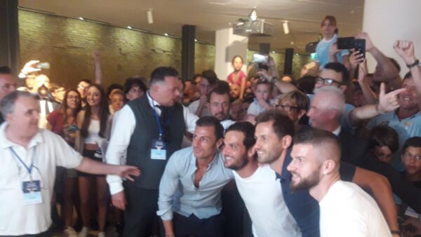 giocatori tifosi presentazione maglie