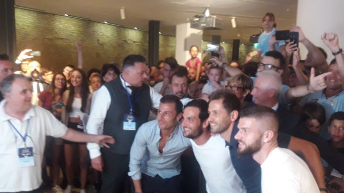giocatori-tifosi-presentazione-maglie