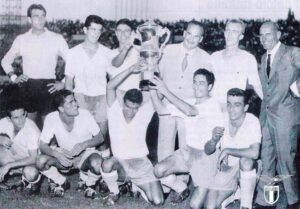 60 anni fa la Lazio alzava al cielo il primo trofeo della sua storia: il ricordo del club – FOTO