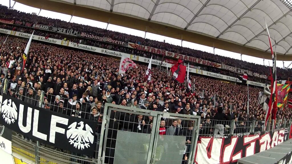 Lazio-Eintracht, tifosi tedeschi lanciano fumogeni e tentano invasione di campo 1 bollettino