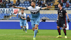 Lazio-Juventus, i tifosi chiamano Acerbi in Curva: la risposta – FOTO