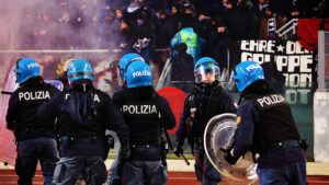 Derby, insulti e fumogeni contro le forze dell’ordine: Daspo a quattro tifosi