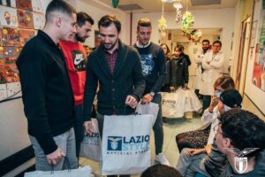 Lazio, i calciatori fanno visita ai bambini del Gemelli – FOTO