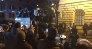 Lazio, i tifosi caricano la squadra a Termini in partenza per Napoli – VIDEO