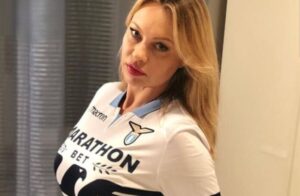 Anna Falchi esultanza hot per la sua Lazio: «Che soddisfazioni!» – FOTO