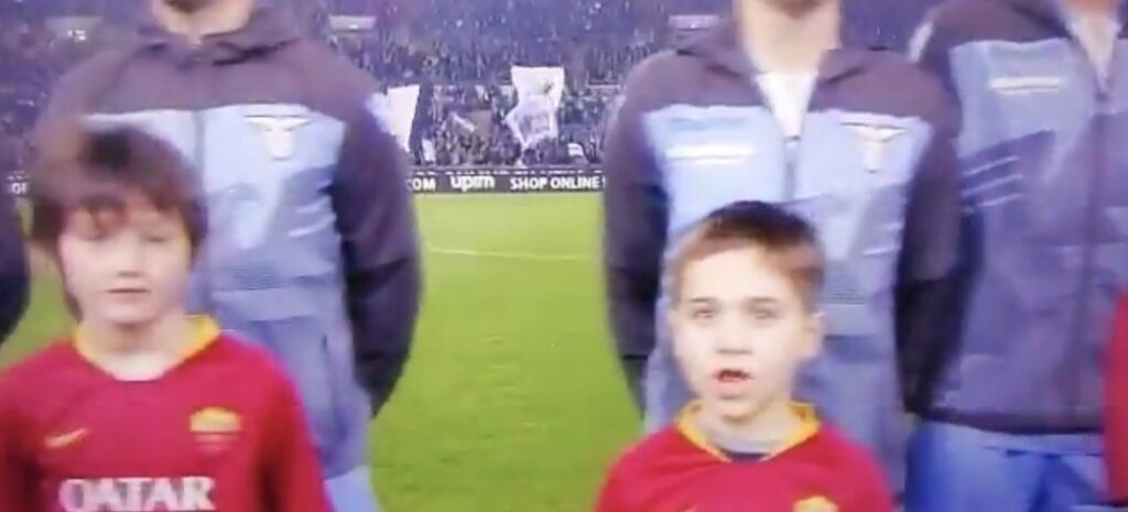 Derby, eroe per un secondo: piccolo tifoso in campo urla "Forza Lazio"... - VIDEO 1 9E9558AD D4AF 42C7 8B1D 19C606E025DA