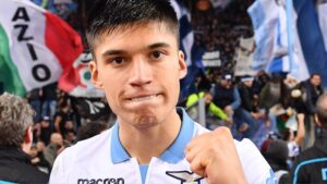 Lazio – Correa cambia look, l’argentino sceglie il biondo platino: i commenti dei compagni – FOTO