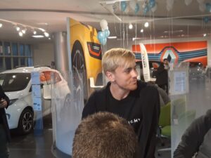 Lazio, visita di Leiva, Neto e Patric alla Renault: partita a biliardino con i tifosi – VIDEO