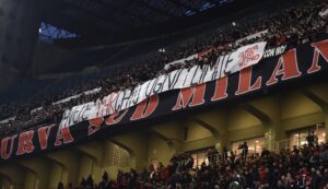 Lazio Milan, la carica dei tifosi rossoneri prima della partenza per Roma FOTO